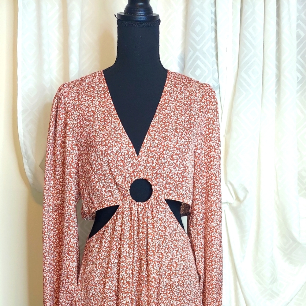 Maxi dress with peak-a-boo